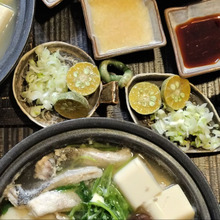 親子ちり鍋のつけタレ!ポン酢もいいけど、昆布味噌ダレが美味しい。シメの雑炊にも