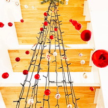 階段下活用!場所を取らないビッグクリスマスツリー☆飾り方