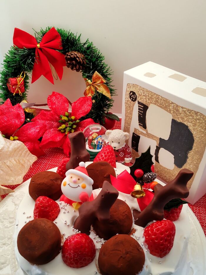 飾ってみましたー!簡単に苺と一緒にのせるだけで、華やかな感じになっていませんか?