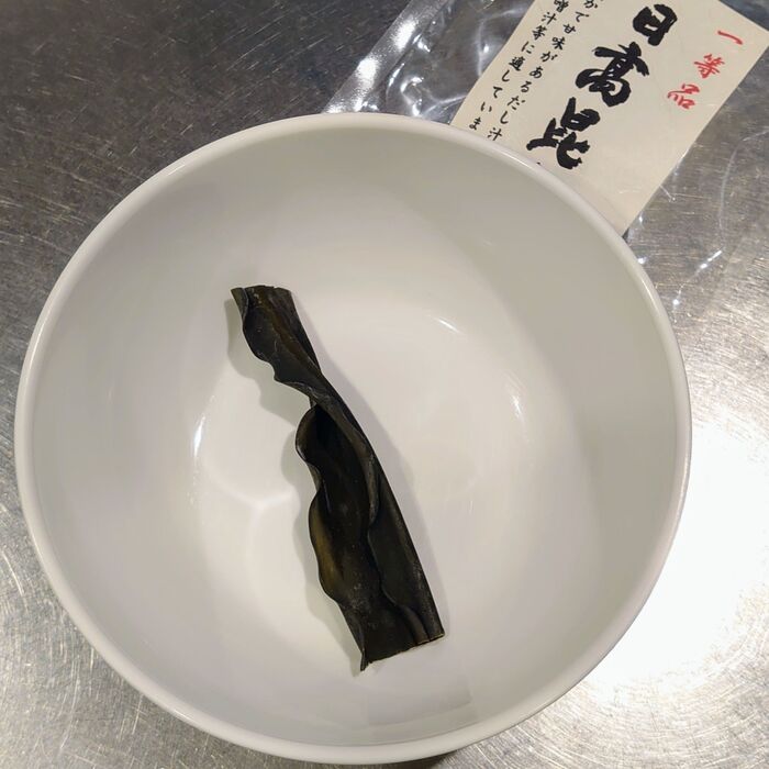 その間に、容器に昆布