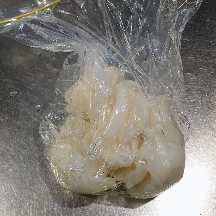 水を捨てて保存袋のまま水分を切る