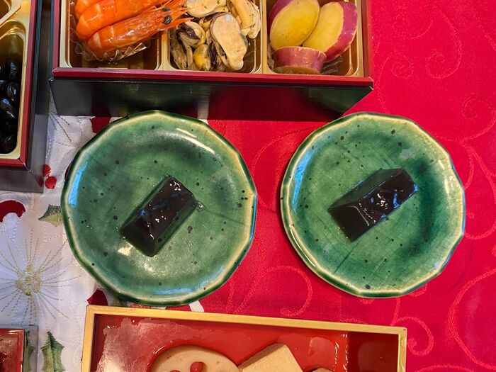 無駄なく使い切る「残った黒豆シロップで寒天ゼリー」