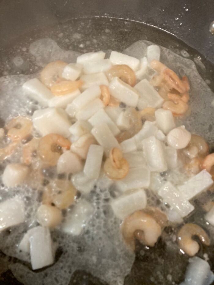 熱くしたフライパンにシーフードミックスを入れ、日本酒をかけて酒蒸しにします♪