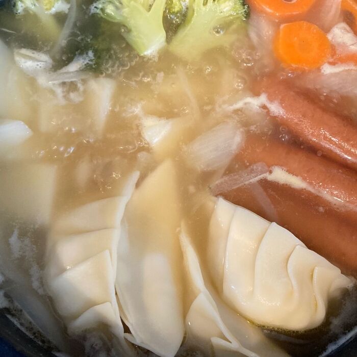 ⑥餃子を入れて煮ます