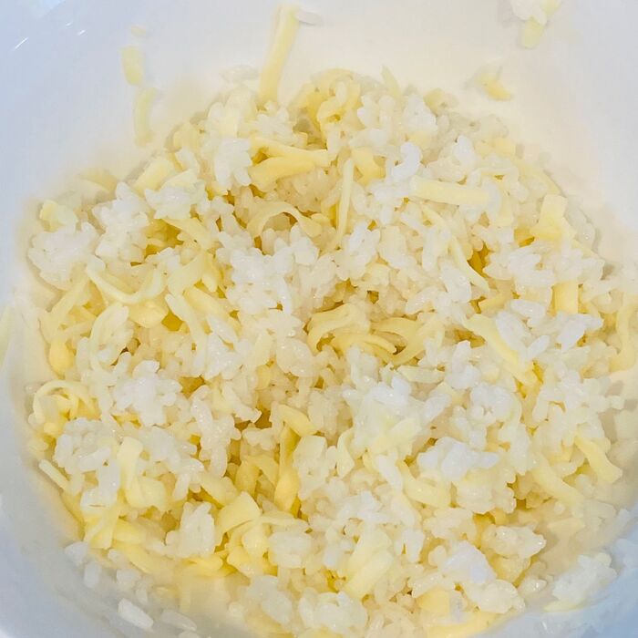 ②ご飯にシュレッドチーズを混ぜ合わせます