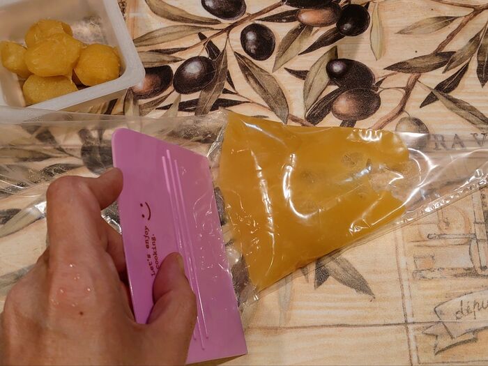 スケッパーで餡を綺麗に絞れる状態に