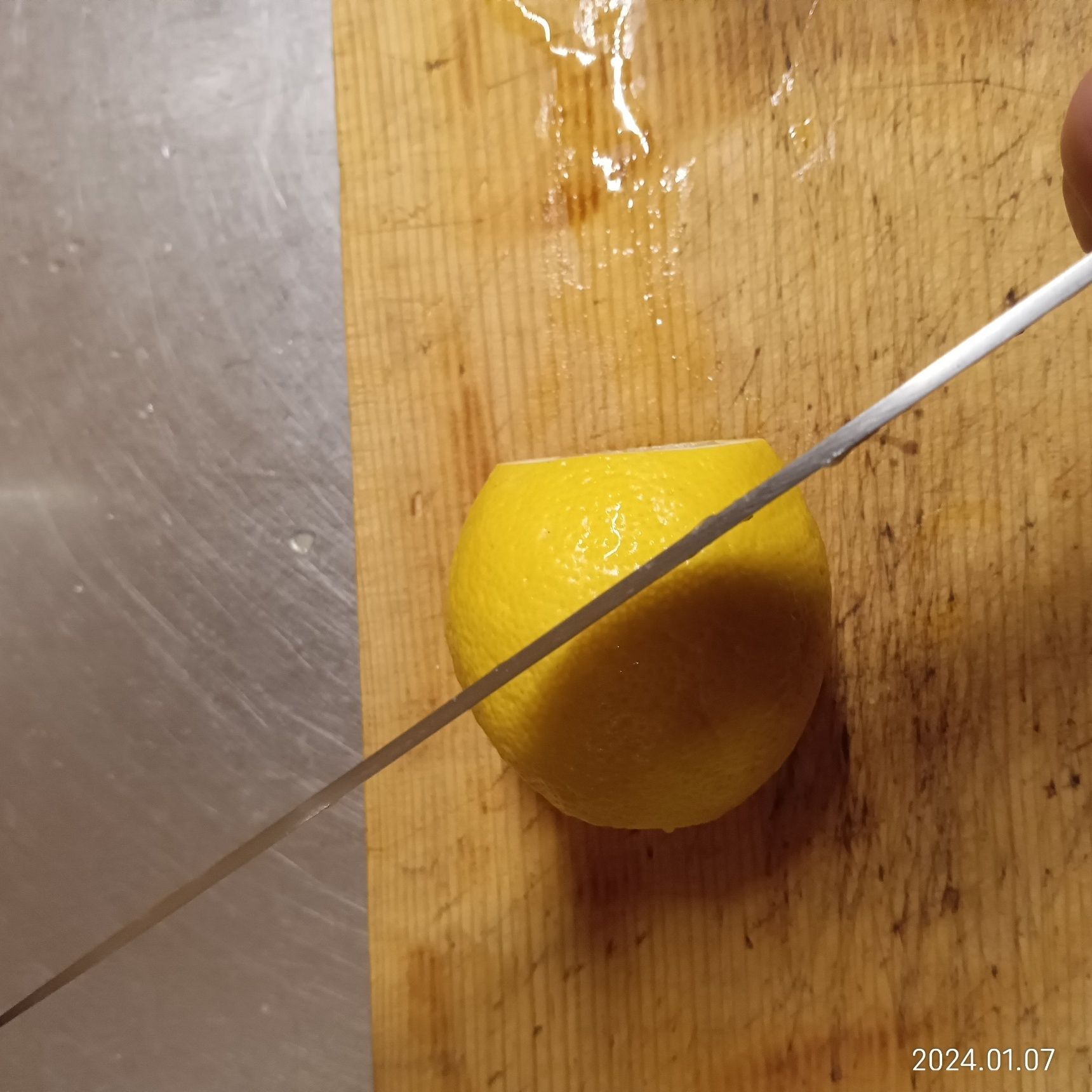 味変で絞るレモンですが…切り方がマジで重要です！