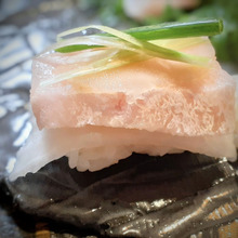 天之瀬ぶり!ブリフィーレ(半身)!ブリトロの握り寿司!甘酢生姜と甘酢大根を合わせて食べると絶品!