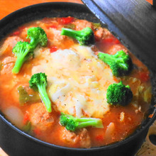 肉団子と野菜たっぷり♪トマトチーズ鍋