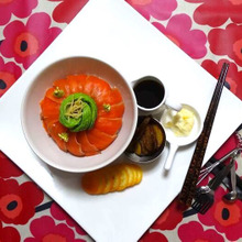 サーモン丼、アボカドと卵黄の競演