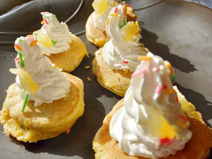 りんごの甘さ&シャッキリ感がアクセントのミニパンケーキ♡ホイップクリームで華やかに♡