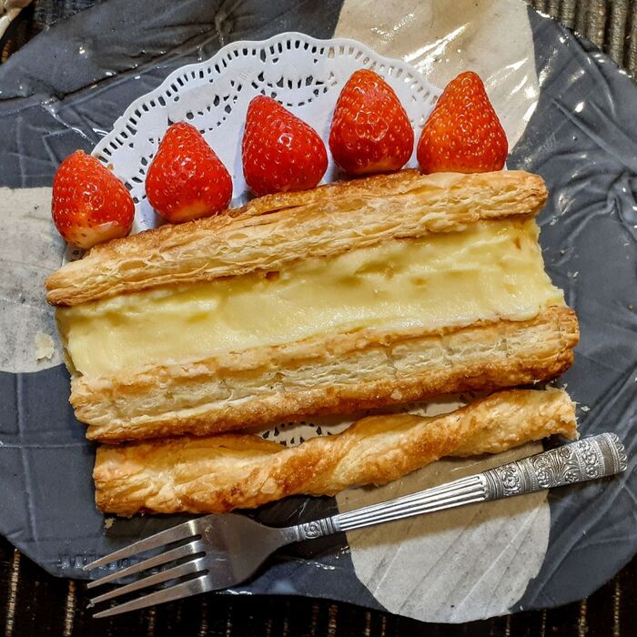 これ1人分!いちごのミルフィーユ!こんなに大きいのに簡単に作れて食べやすい!冷凍パイシート使用