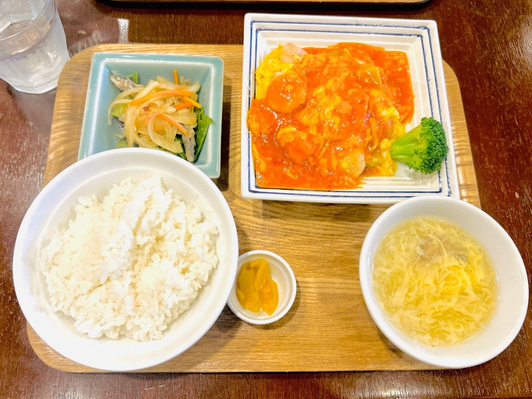 海老とアボカド、玉子、チーズチリソース 定食／1000円