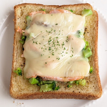 刺し身で簡単!お魚トーストピザ