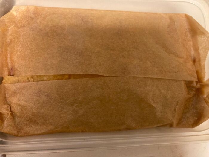 キッチンペーパーの上に味噌、肉、味噌の順に挟んで蓋をしてから冷蔵庫に入れます