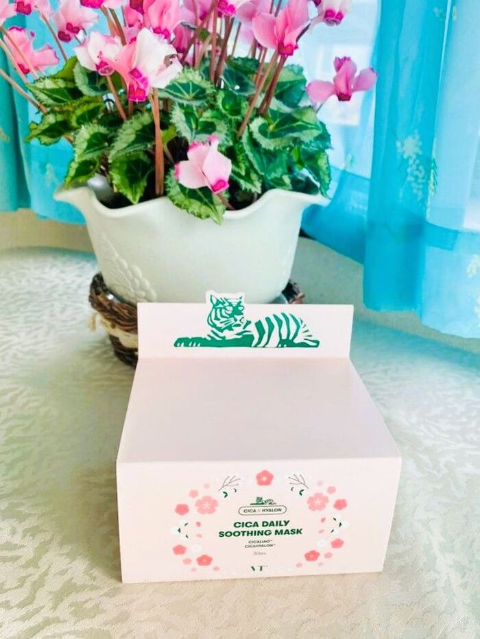 見たことある〜蓋の裏にピンセット付き!お肌に乗せるひたひた感もたまりませんよ!