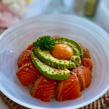 肉だけでない!アレで味付けサーモンどんぶり