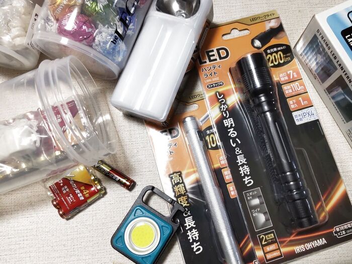 ライト用の電池やコンパクトなライトなどを入れてみたり…