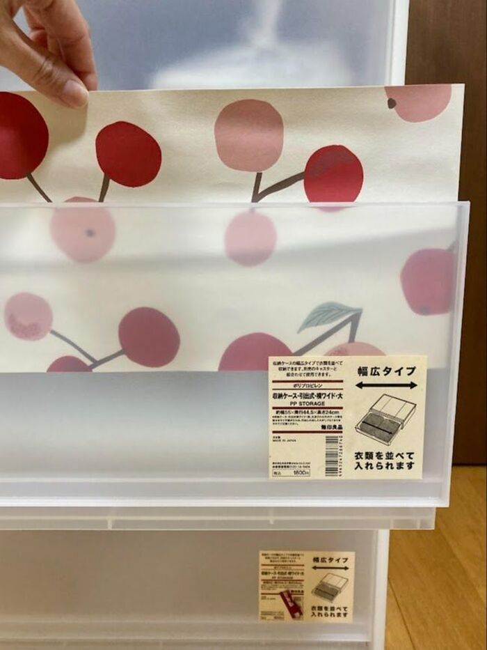 切った壁紙を、引き出しにイン!