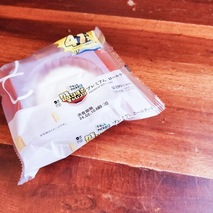 【ローソン増量】「盛りすぎ」!プレミアムロールケーキ