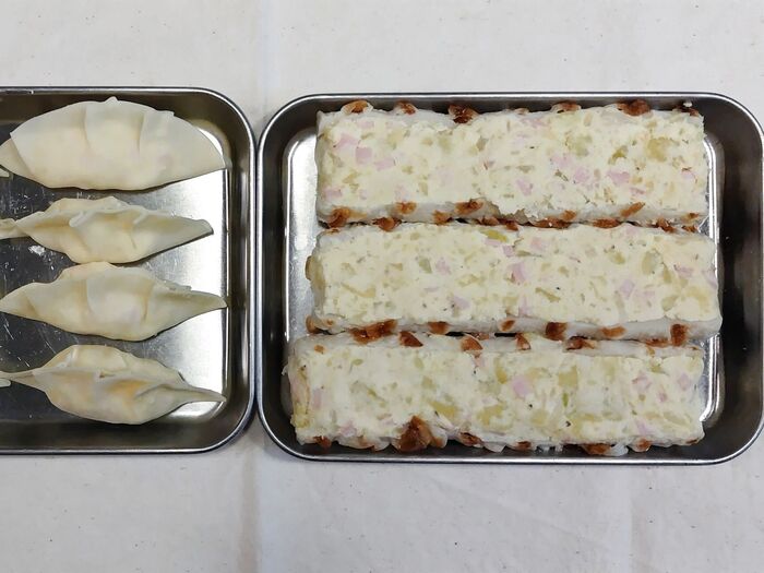 ちくわに詰めて、焼きます