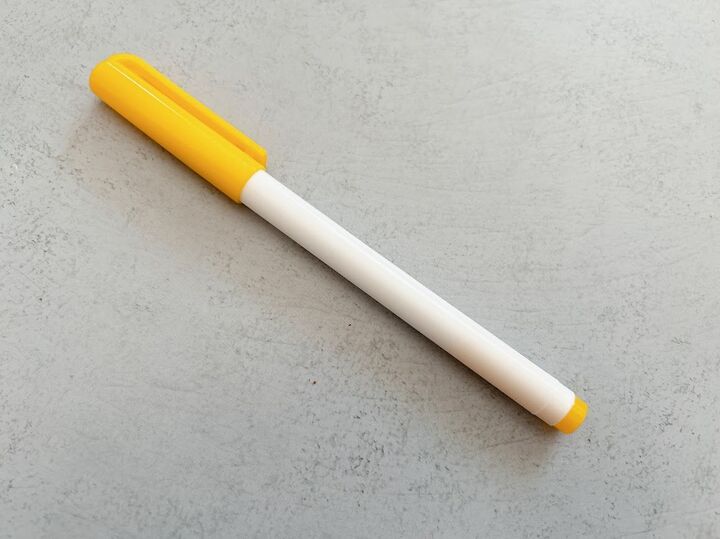 【ダイソー】家じゅうで使いたくなる黄色い筆ペン、動きがスムーズになってイライラ軽減