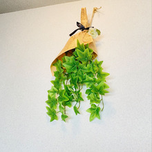 英字柄で造花をグンとおしゃれに見せるインテリア