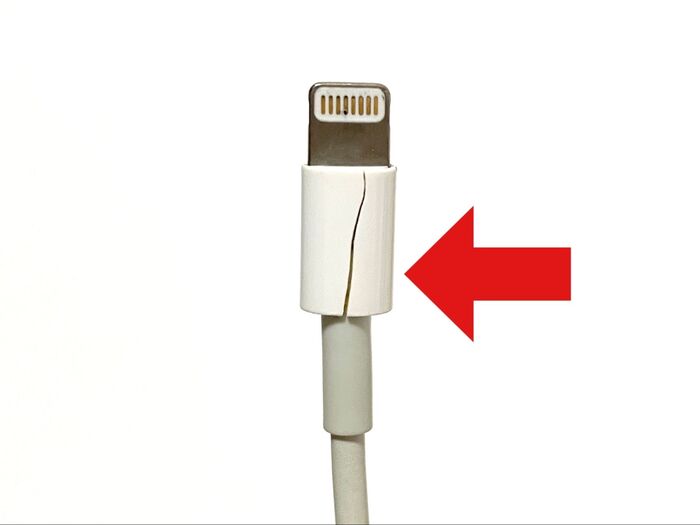 【iPhone】こんなダメな充電の仕方でザックリ亀裂が!『化学やけど』も注意