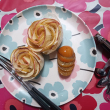 パータフィローの林檎ローズパイ、金柑のコンフィー添え