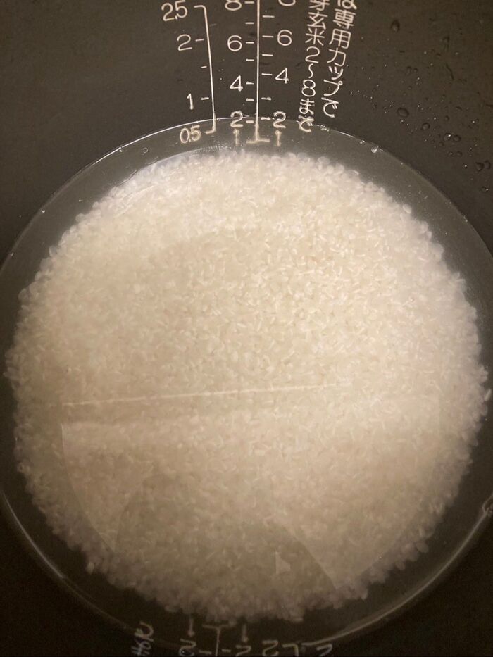 お米を研いだら、白出汁を先に入れてから水加減します