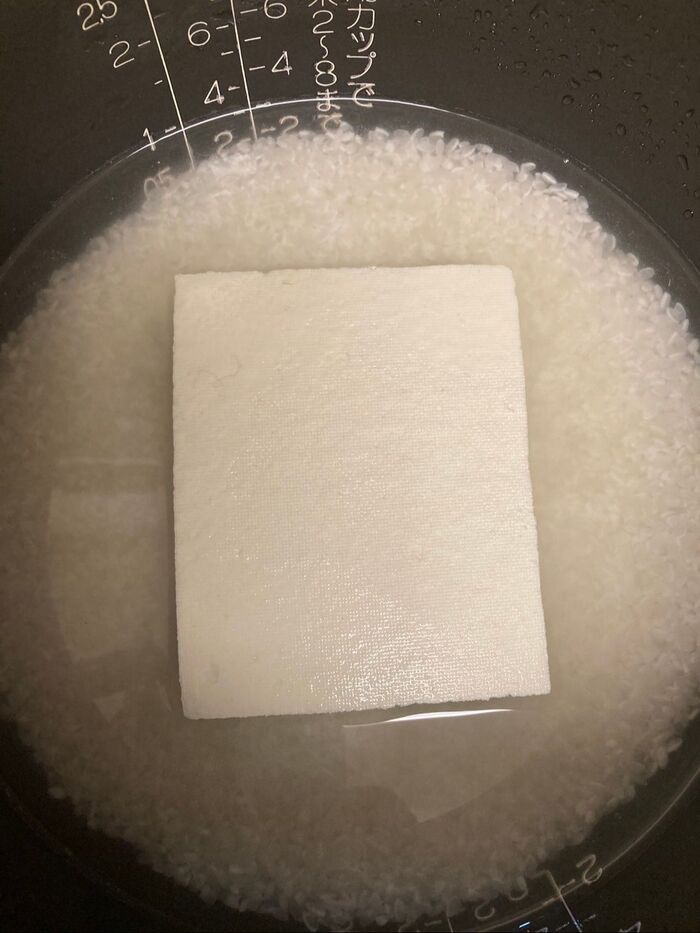 豆腐を一丁ドボンと入れます