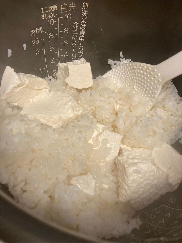 豆腐をほぐしながら全体をざっくり混ぜ合わせます