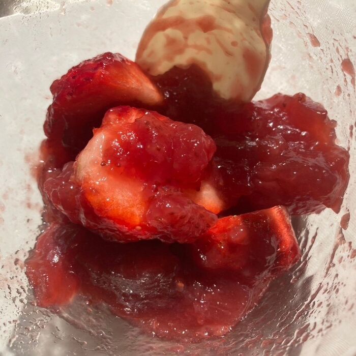 苺は半分に切って、ジャムでコーティングします♪