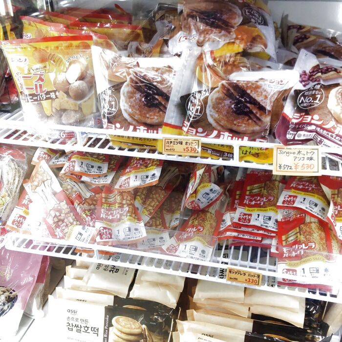 冷凍食品コーナーをのぞくと、スイーツ類などもあり!