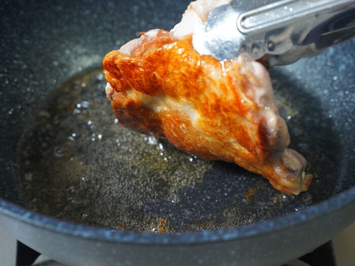 鶏のパリパリチキンの脂は最高!