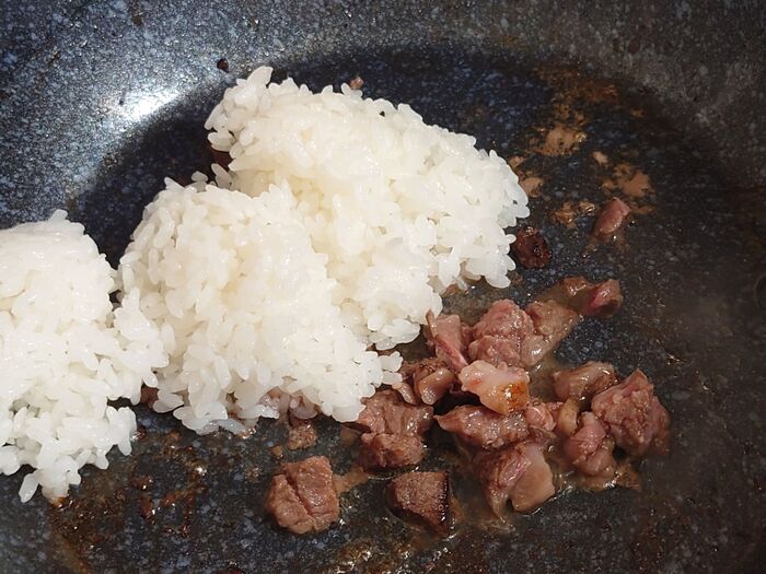 牛肉を焼いた後はすかさず焼きめし!