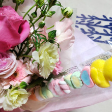 ケーキのデコにも使用してみた♡この可愛いロングマシュマロ串、誰もが一目惚れするよねー!