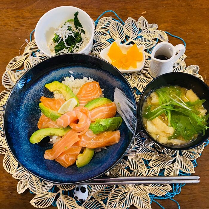 サーモンとアボカドで美味しい手間なし丼