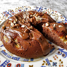 ミックス粉で魔法のように完成!永遠に語り継がれる、炊飯器ポン!手間なしバナナチョコケーキ♪