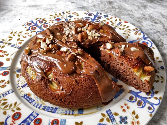 ミックス粉で魔法のように完成!永遠に語り継がれる、炊飯器ポン!手間なしバナナチョコケーキ♪