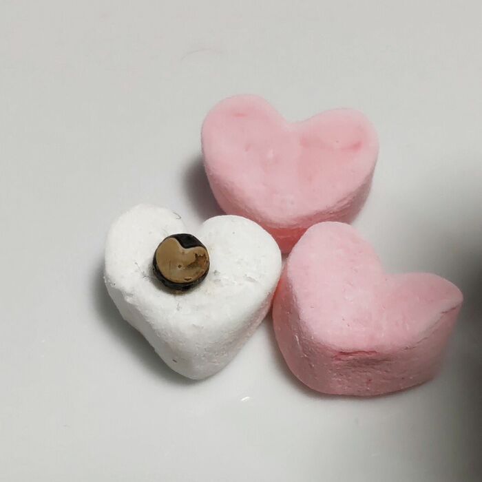 風船葛の花言葉は「あなたと共に」「あなたと飛び立ちたい」です。種は、まるで自然が編み出した可憐な宝石のようです