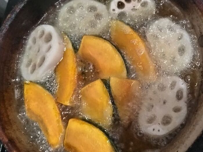 カットしたカボチャ・蓮根を素揚げする。