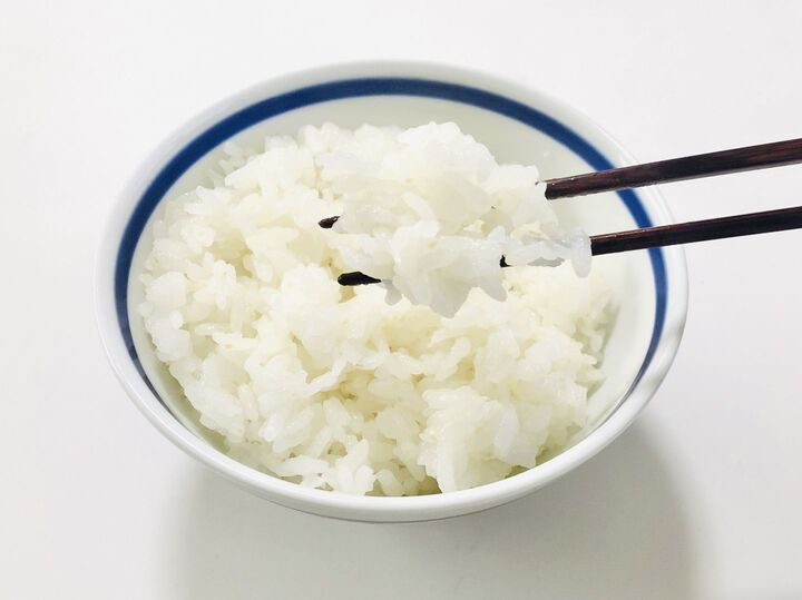 炊いたお米が固いとき、保存してカチカチになったときは！ふっくら美味しくする裏ワザを公開