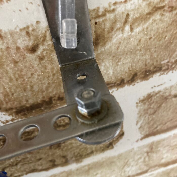 ネジを下から通して ナットで止める