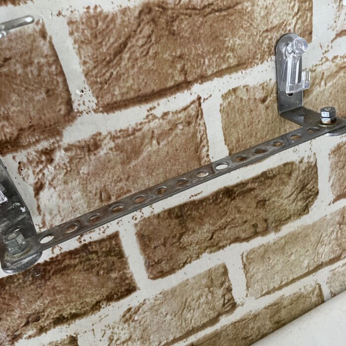 画鋲で適度な位置に取り付けます