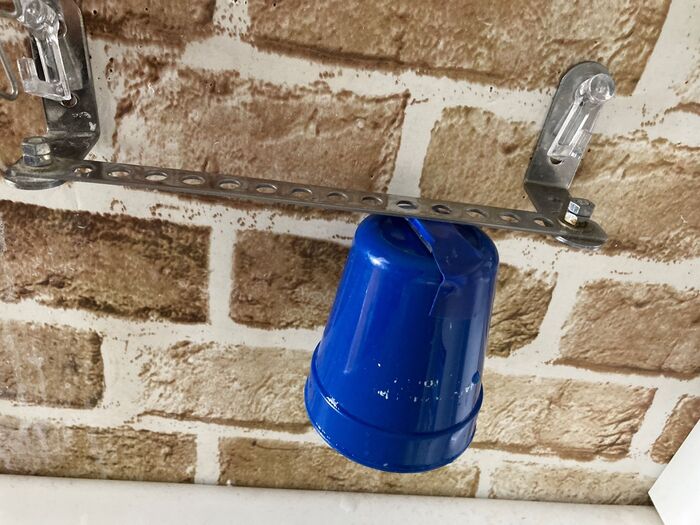 洗面所に100均一の品物で浮かせるコップ収納