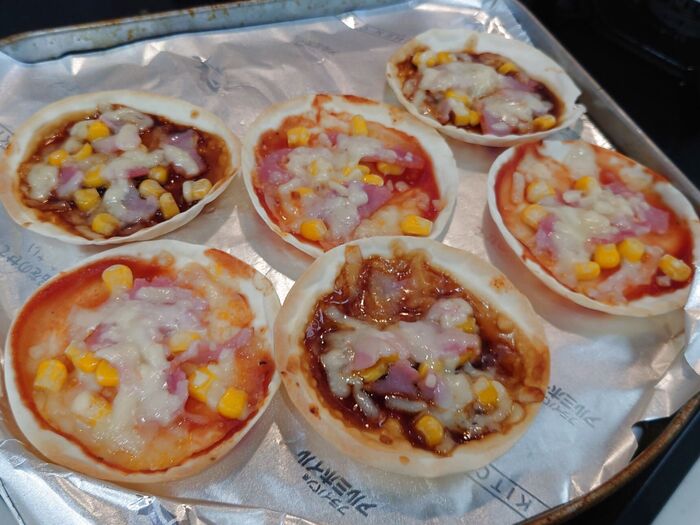 ピザ生地不要!餃子の皮で簡単ピザ。