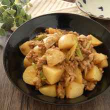 ボリュームたっぷり!「新じゃがとひき肉の味噌あんかけ」