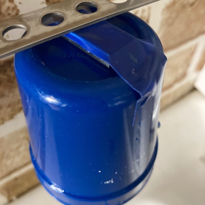 コップの後ろに磁石をビニールテープでとめる