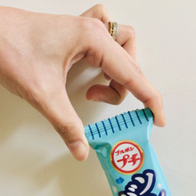 特徴は、〈細長くて種類が豊富〉スーパーで買える【100円以下のお菓子】「迷ったら水色を買ってみて」